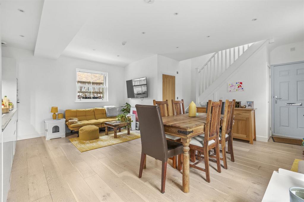 Flat 3 Priory Villas, Priory Road, HP13 6 GZ-2.jpg