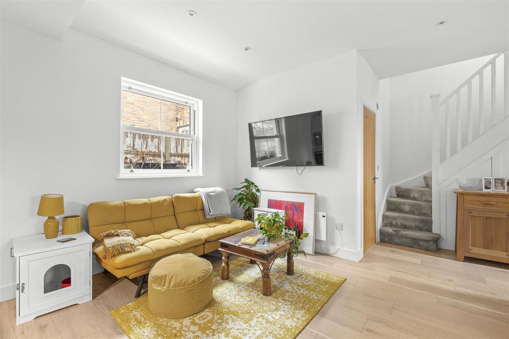 Flat 3 Priory Villas, Priory Road, HP13 6 GZ-4.jpg