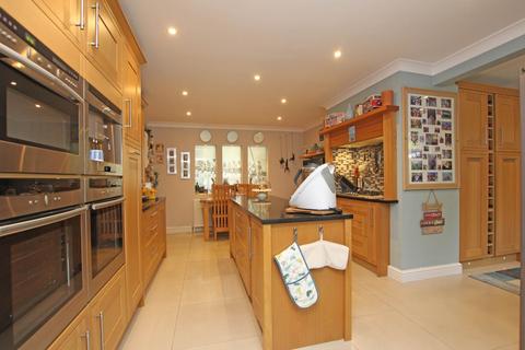 4 bedroom detached house for sale, Kings Drive, Eastbourne, BN21 2YB