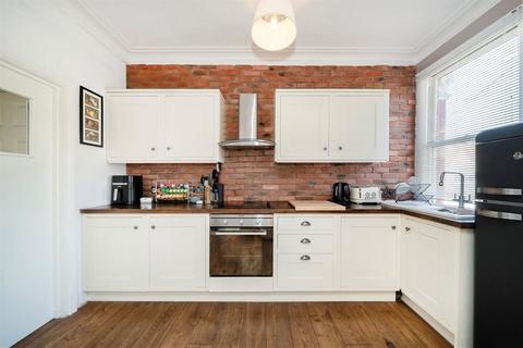 2 bedroom flat to rent, Pine Road, London NW2