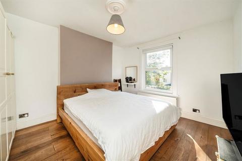 2 bedroom flat to rent, Pine Road, London NW2