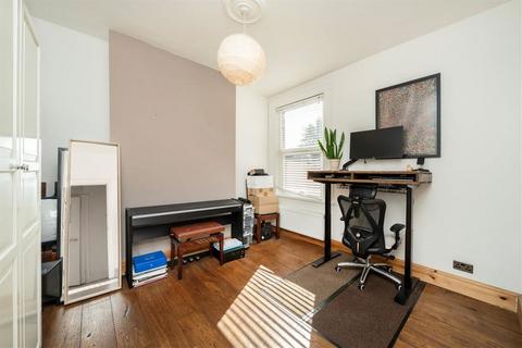 2 bedroom flat to rent, Pine Road, London NW2