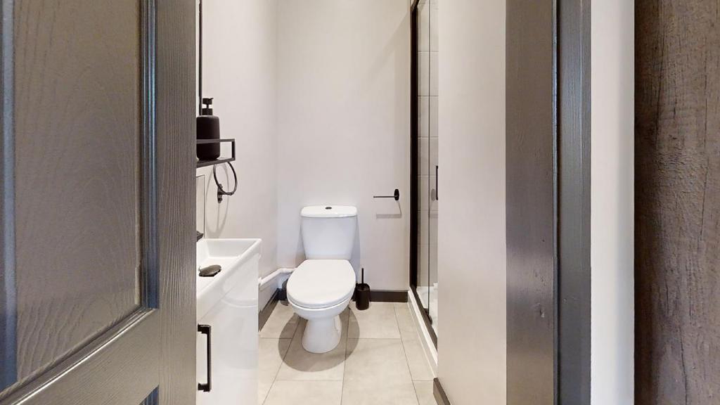 51-Ramsdell-Stevenage-SG1-1 QY-Bathroom.jpg