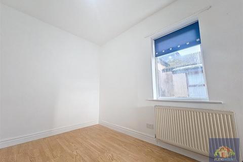 2 bedroom flat to rent, Gordon Avenue, Southport PR9