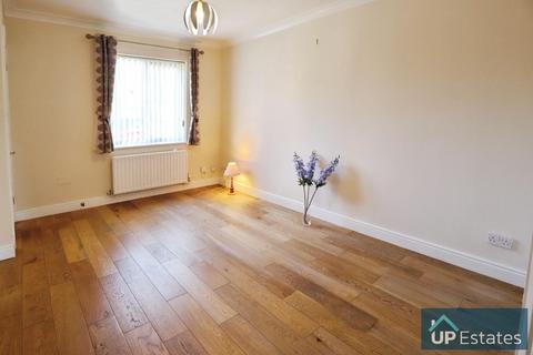 2 bedroom end of terrace house to rent, Sephton Drive, Longford
