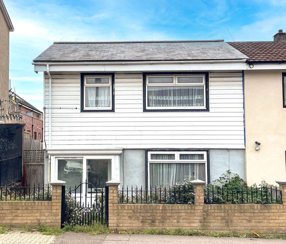 356 Manford Way, Chigwell, IG7 4AJ 3 bed semi-detached house - £200,000