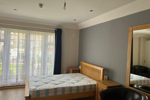 undefined, Park Avenue North, London