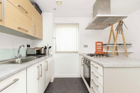2 bedroom flat to rent, Merchant Street, London E3