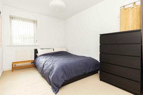 2 bedroom flat to rent, Merchant Street, London E3