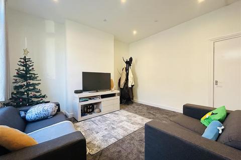 5 bedroom terraced house to rent, Welton Place, Hyde Park, Leeds, LS6 1EW
