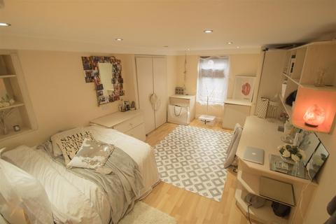 Richmond Avenue, Hyde Park, Leeds, LS6 1DB