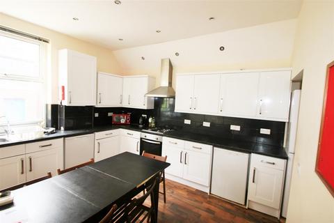 6 bedroom terraced house to rent, Richmond Avenue, Hyde Park, Leeds, LS6 1DB