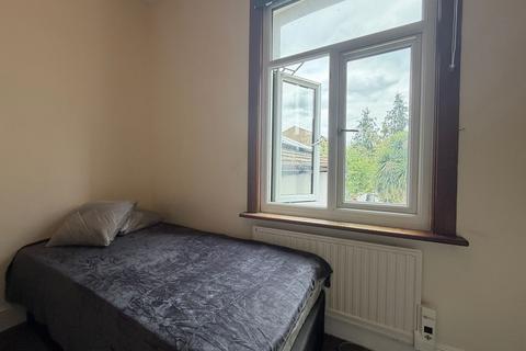 Studio to rent, Willoughby Lane, London N17