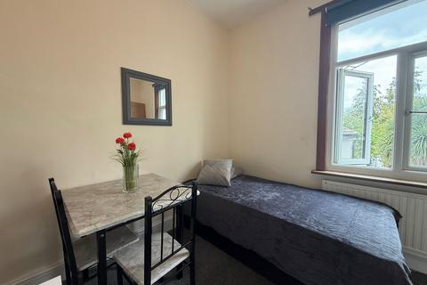 Studio to rent, Willoughby Lane, London N17