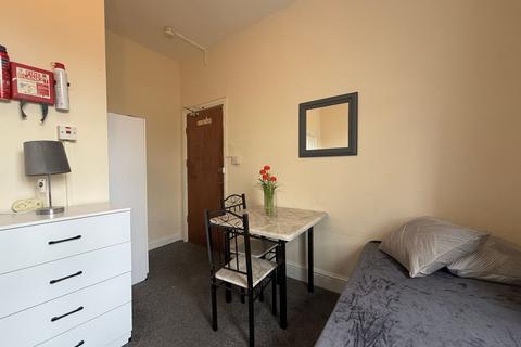 Studio to rent, Willoughby Lane, London N17