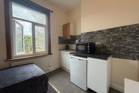 Studio to rent, Willoughby Lane, London N17