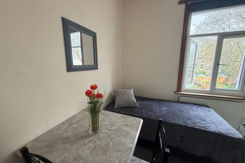 Studio to rent, Willoughby Lane, London N17