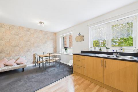 15 Burway Close, South Croydon, CR2 7AY