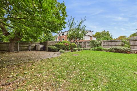15 Burway Close, South Croydon, CR2 7AY