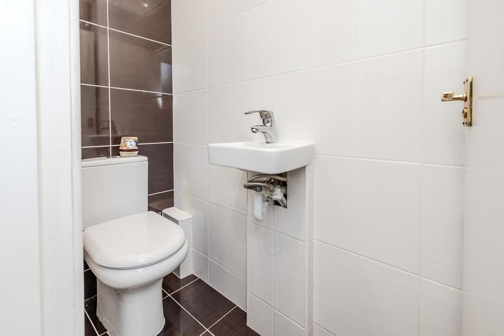 21 Woolsington Gardens NE138 AP-2