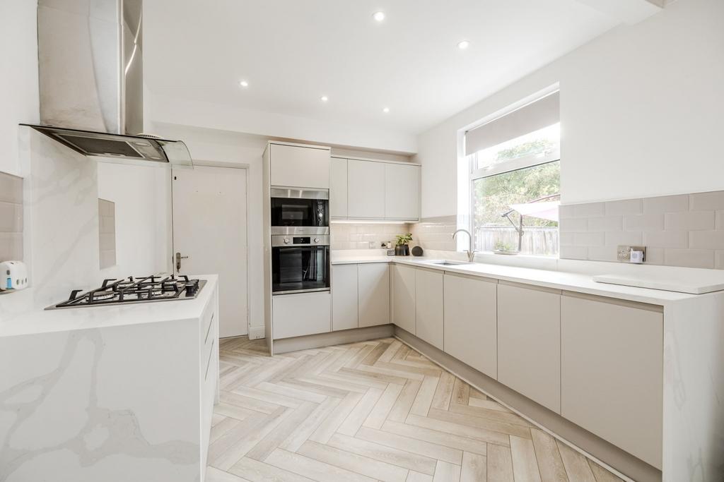 21 Woolsington Gardens NE138 AP-6