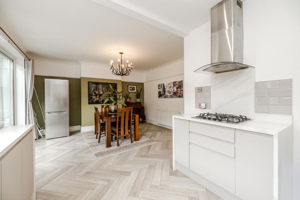 21 Woolsington Gardens NE138 AP-4
