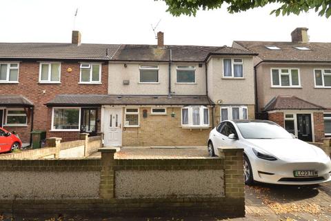 4 bedroom semi-detached house to rent, Avenue Road, Harold Wood