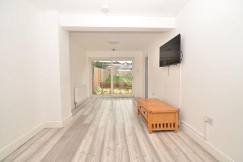 4 bedroom semi-detached house to rent, Avenue Road, Harold Wood