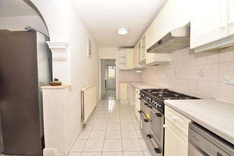 4 bedroom semi-detached house to rent, Avenue Road, Harold Wood