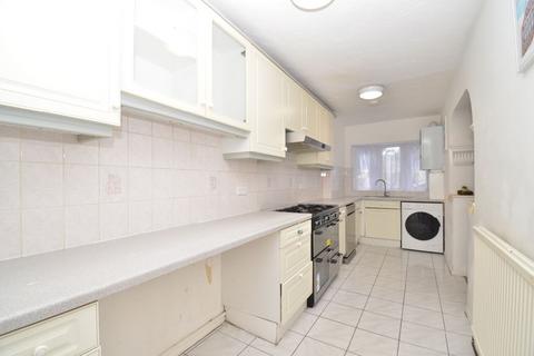 4 bedroom semi-detached house to rent, Avenue Road, Harold Wood