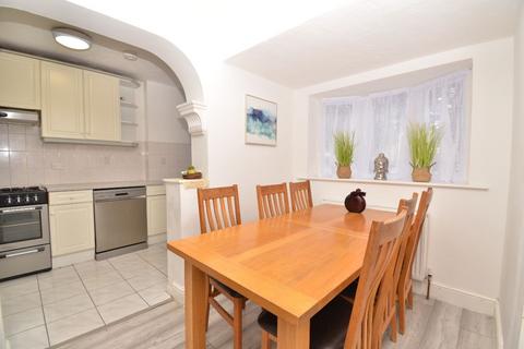 4 bedroom semi-detached house to rent, Avenue Road, Harold Wood