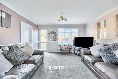 3 bedroom semi-detached house for sale, Calmore Close, Hornchurch, RM12