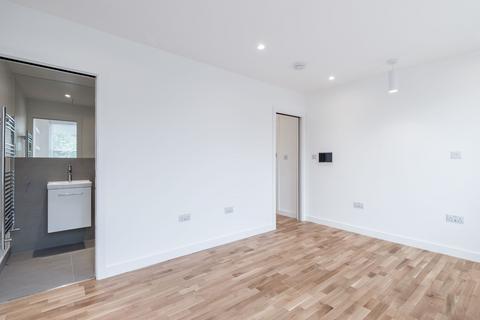 Studio to rent, Fordwych Road