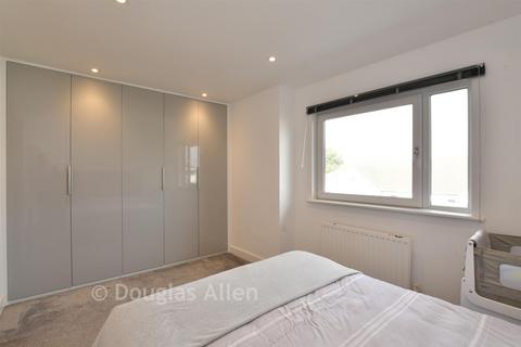 undefined, Autumn Court, Romford RM7
