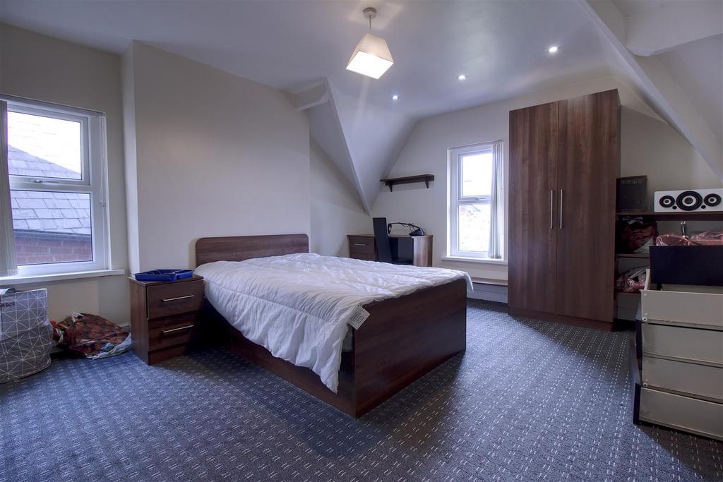 236 KLBedroom 10.jpg