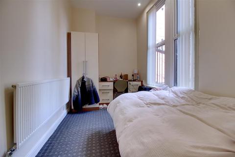 10 bedroom house to rent, Kirkstall Lane, Headingley, Leeds