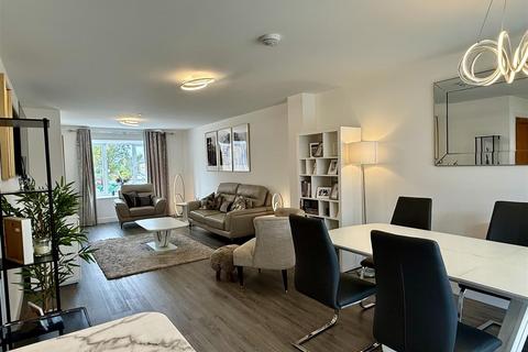 4 bedroom detached house for sale, Gerddi Gwenllian, Mynyddygarreg, Kidwelly