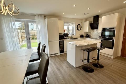 4 bedroom detached house for sale, Gerddi Gwenllian, Mynyddygarreg, Kidwelly