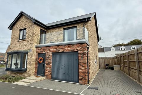 4 bedroom detached house for sale, Gerddi Gwenllian, Mynyddygarreg, Kidwelly