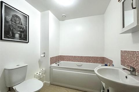 2 bedroom flat for sale, Louise Rayner Place, Chippenham