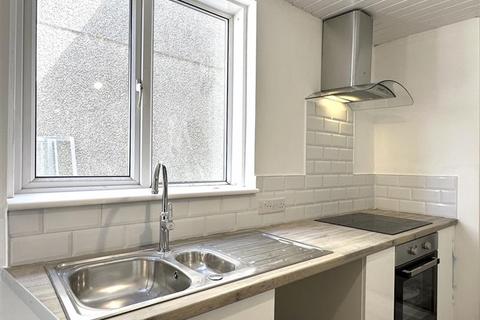 3 bedroom terraced house to rent, George Street, Neath, SA11