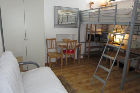 Studio to rent, Lichfield Grove, London, N3
