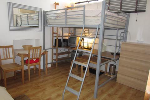 Studio to rent, Lichfield Grove, London, N3