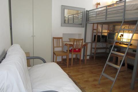Studio to rent, Lichfield Grove, London, N3