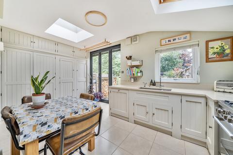 2 bedroom maisonette for sale, Lavington Road, London