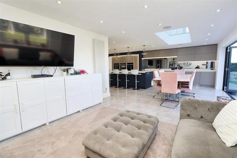 3 Carrington Close, Borehamwood, WD6 2HB
