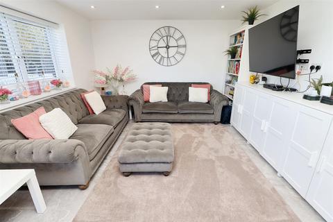 3 Carrington Close, Borehamwood, WD6 2HB
