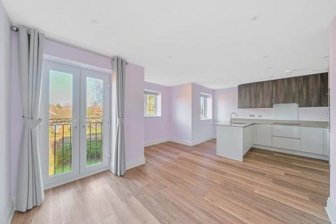 2 bedroom flat for sale, Fir Tree Court 301 Limpsfield Road, Warlingham, CR6 9RL