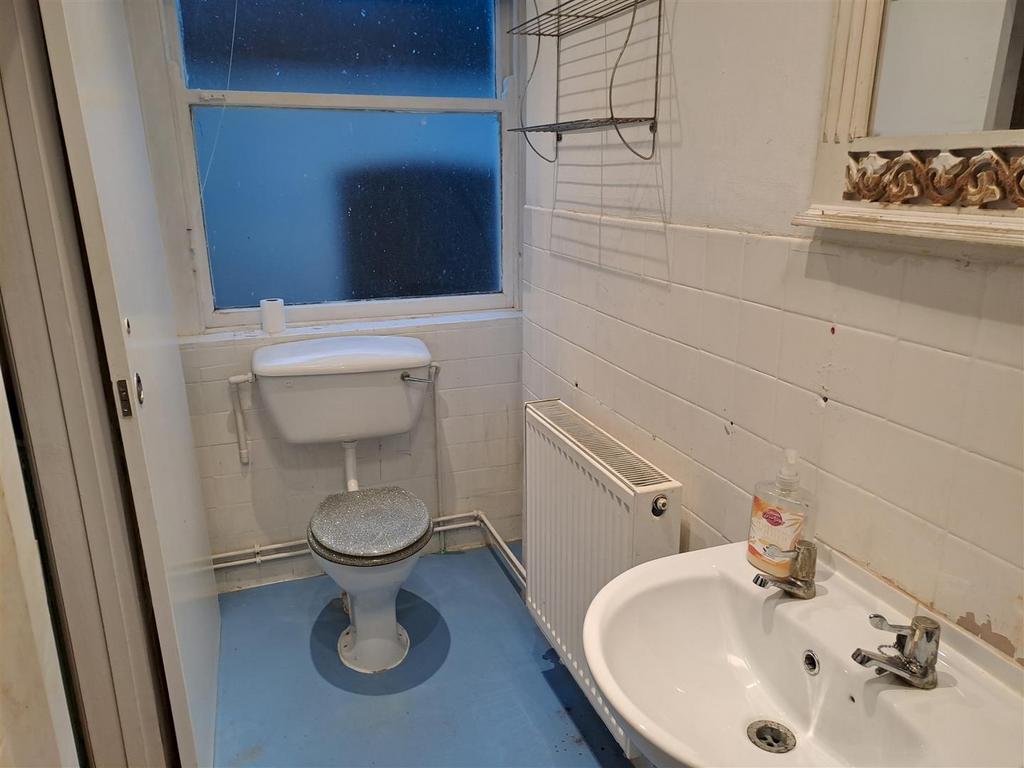 Rest of shower room.jpg