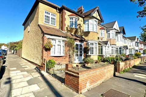 5 bedroom end of terrace house for sale, Campbell Avenue, Ilford, Essex, IG6